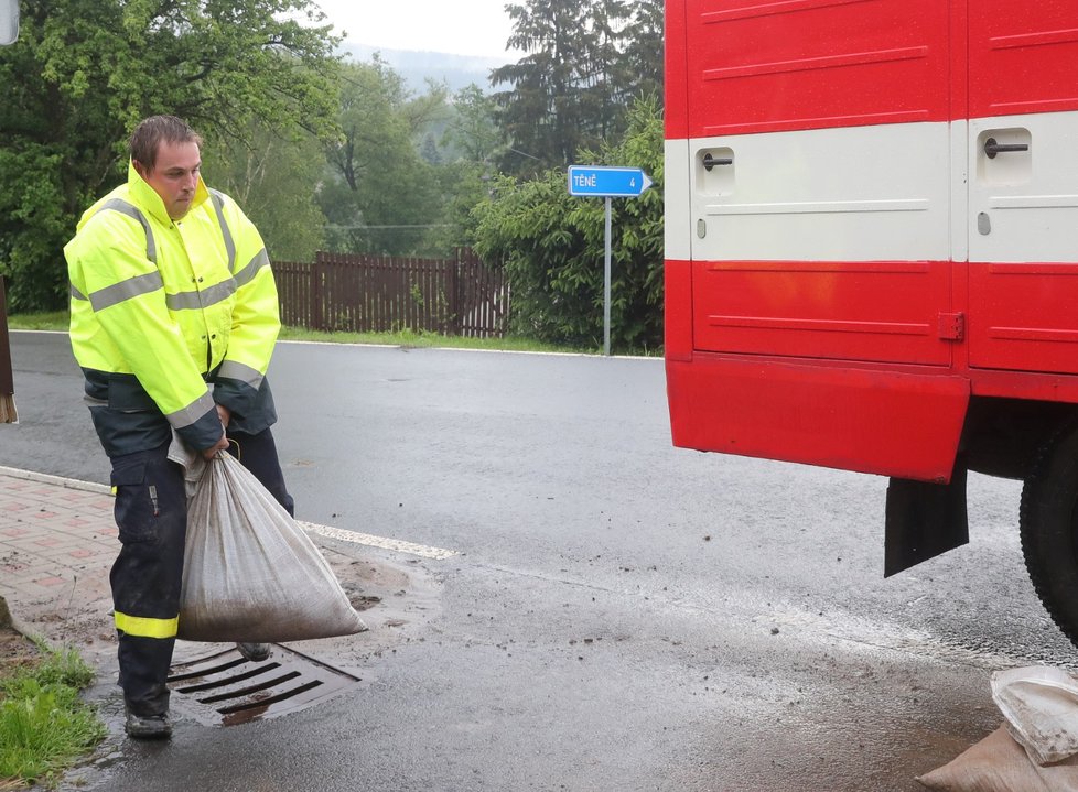 Záplavy v obci Zaječov napáchaly výrazné škody (25. 5. 2018).