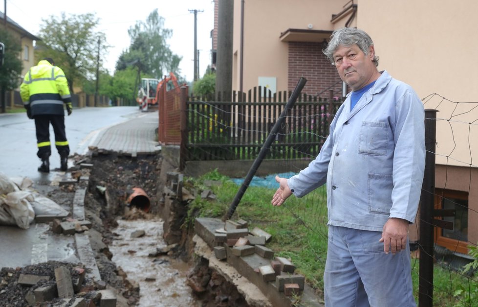 Záplavy v obci Zaječov napáchaly výrazné škody (25. 5. 2018).