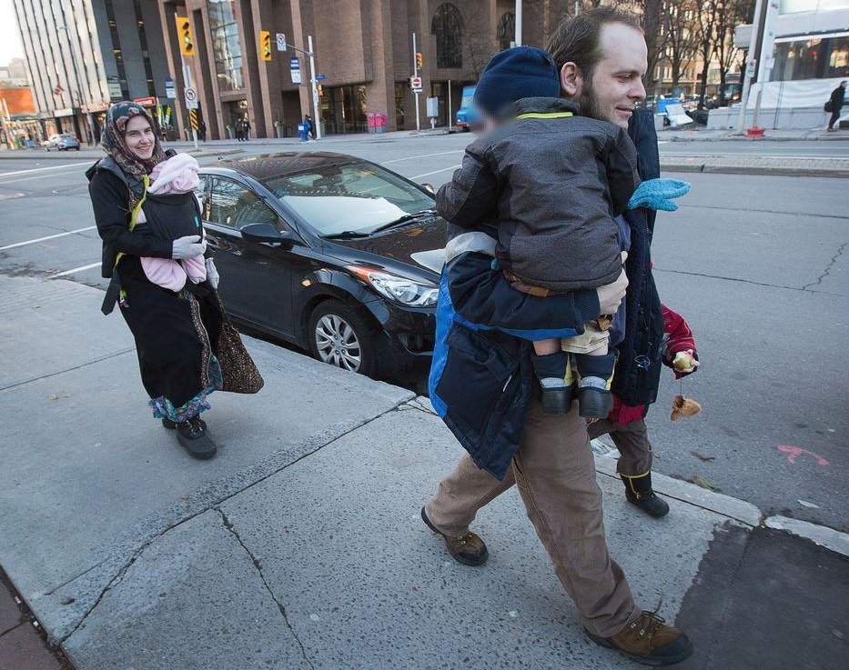 Joshua Boyle s Caitlan Colemanovou a jejich dětmi krátce po návratu do Kanady (2017).