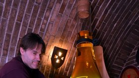 Komisař pelhřimovské agentury Dobrý den Michal Jurečka měří obvod rekordní láhve na víno.