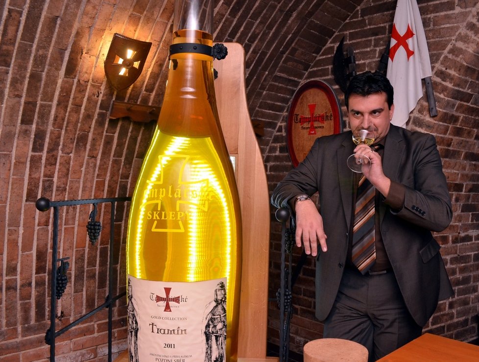 Obchodní ředitel Templářských sklepů Čejkovice Lukáš Lukáš ochutnává tramín z rekordní lahve na víno.