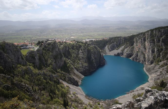 Mimořádným, ovšem nepříliš navštěvovaným chorvatským unikátem, jsou Červené a Modré jezero poblíž odlehlého města Imotski v dalmatském vnitrozemí nedaleko bosenské hranice.