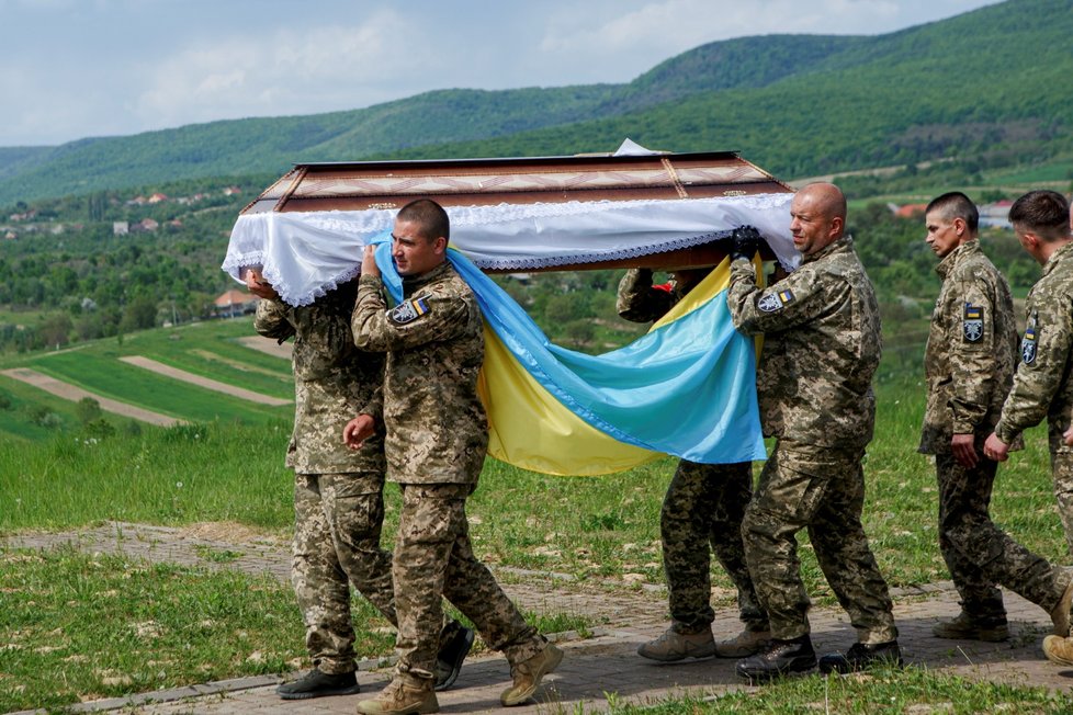 Pohřeb vojáka Viktora (†45). Zavydovo, Zakarpatí, 7. května 2022.