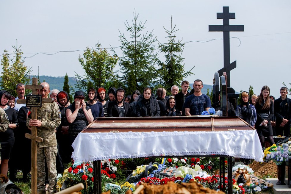 Pohřeb vojáka Viktora (†45). Zavydovo, Zakarpatí, 7. května 2022.