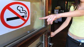 Protikuřácký zákon měl zcela vyhnat cigaretový kouř z restaurací.
