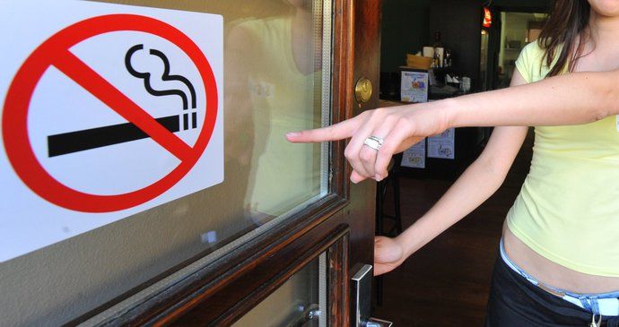 Protikuřácký zákon měl zcela vyhnat cigaretový kouř z restaurací.