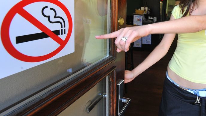 Ústavní soud zmírnil protikuřácký zákon. Zákaz kouření v restauracích a hospodách ale platí dál