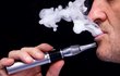 Ecigareta: Její výhodou je to, že nahrazuje kuřácký rituál a neobsahuje škodlivý dehet.