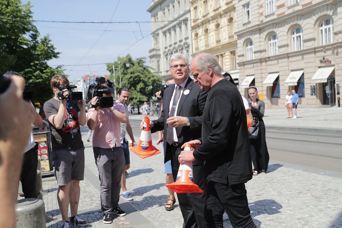 Kocáb dal krabičku ministrovi.