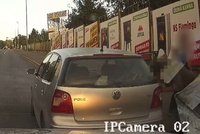 VIDEO: Řídil bez řidičáku a pod vlivem drog. Řidič (42) před strážníky ztropil scénu, pak si chtěl ublížit