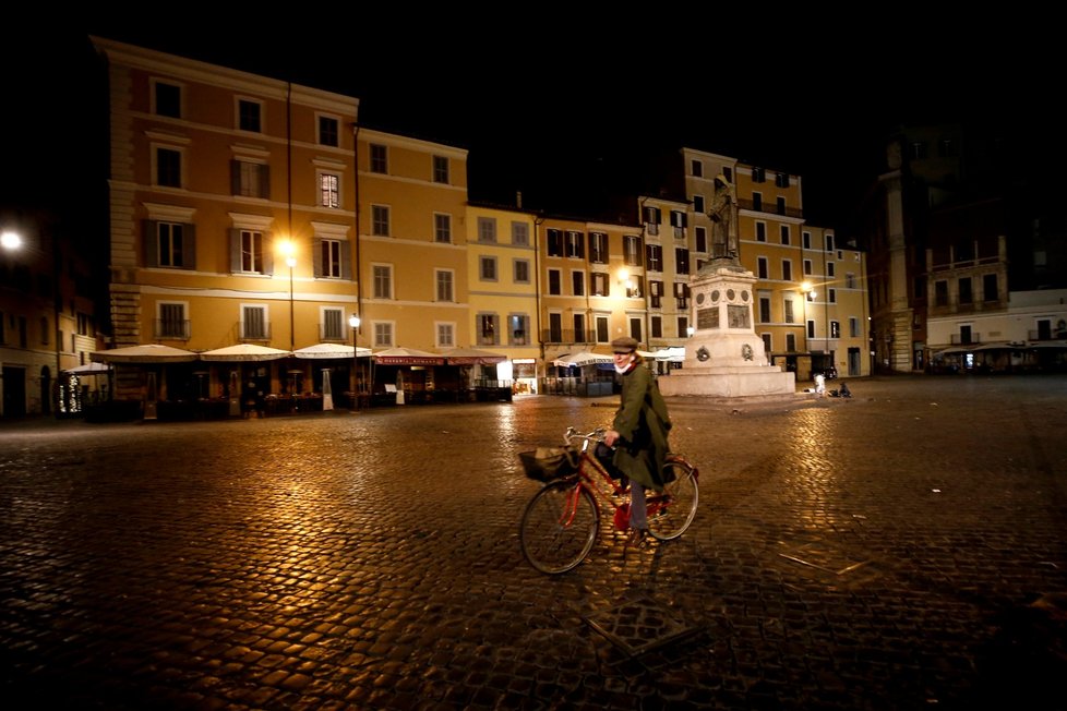 Noční zákaz vycházení v italské metropoli Římě (7. 11. 2020)