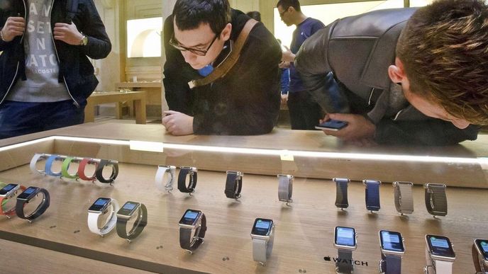 Zákazníci si prohlížejí hodinky Apple Watch