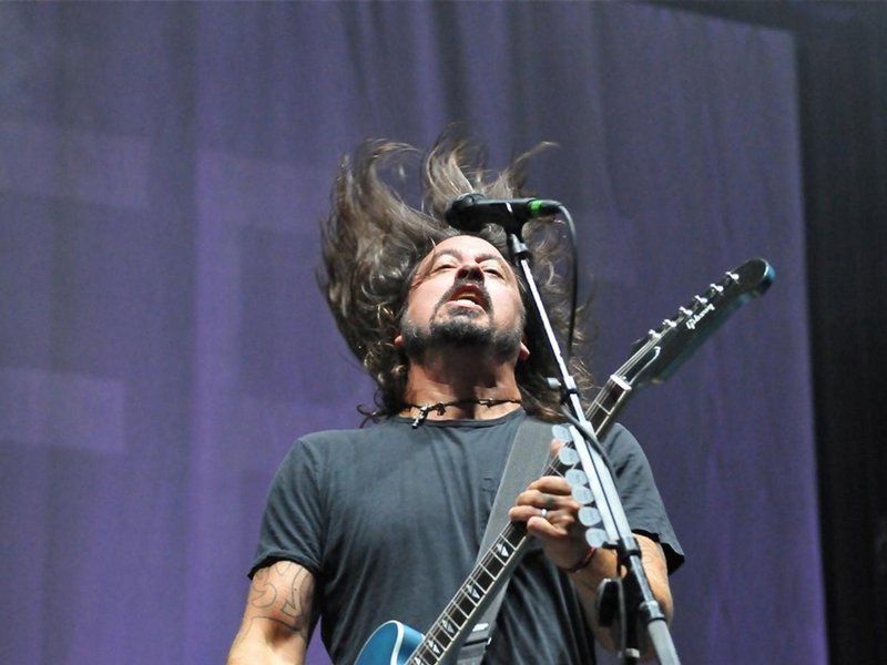 Zakladatel Foo Fighters Dave Grohl. Hlavní kytarista a taky frontman. Zajímavostí je, že byl jedním z pilířů skupiny Nirvana. Tam ovšem figuroval jako bubeník.Jeho odhadované jmění: 260 milionů dolarů.