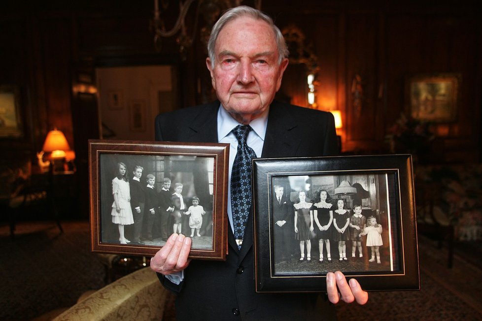 David Rockefeller ukazuje rodinné snímky.