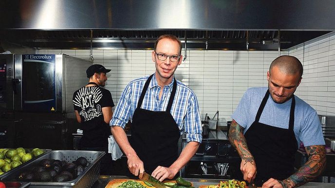 Zakladatel řetězce Chipotle Mexican Grill Steve Ells
(vlevo) má kvůli výsledkům firmy o čem přemýšlet.