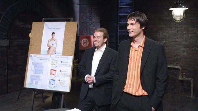 Zakladatelé Safetica Technologies Pavel Krátký (vlevo) a Jakub Mahdal v televizní soutěži Den D.