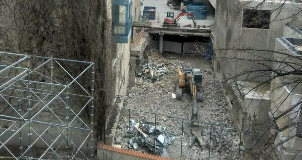 Demoliční práce zhoršují ovzduší v okolí Základní školy nám. Curieových. Problém může být i azbest