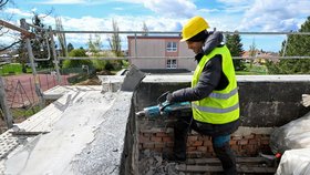 Dělníci demolují tělocvičnu základní školy v Prušánkách, na jejím místě vznikne kontejnerová škola.