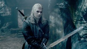 Seriálový Zaklínač: Geralt z Rivie, nájemný zmutovaný lovec příšer, cestuje za svým osudem bouřlivým světem, kde lidé jsou často ohavnější než různé bestie. Hlavní role se po Henrym Cavillovi ve 4. řadě chopil Liam Hemsworth.
