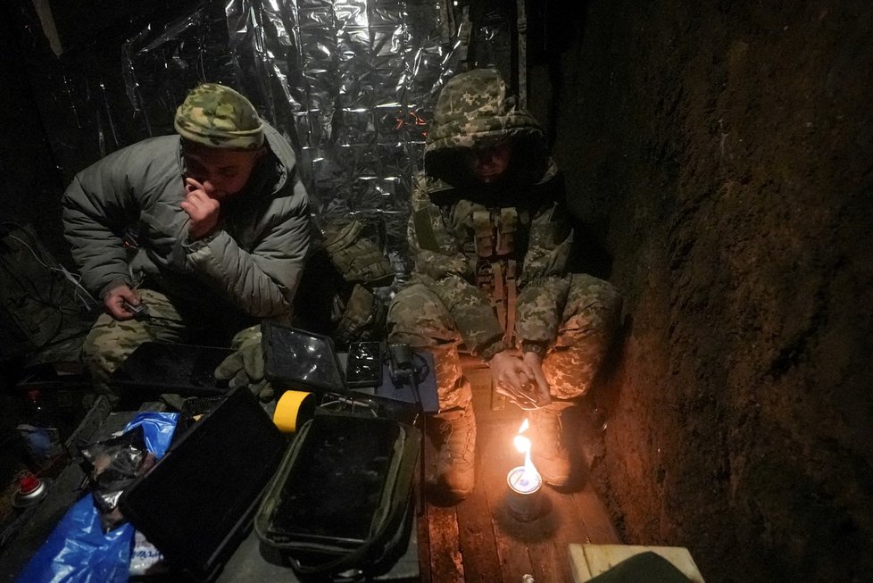 Ukrajinští vojáci v zákopech (prosinec 2023).