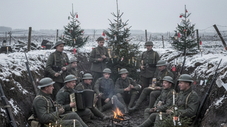 Magické vánoční příměří 1914: Štědrý večer, který neumlčela ani válka Magické vánoční příměří 1914: Štědrý večer, který neumlčela ani válka