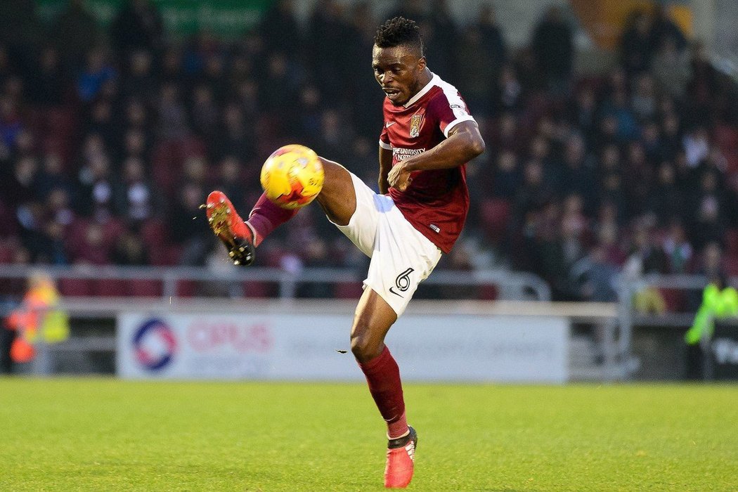 Stoper se zkušenostmi z Premier League Gabriel Zakuani se strachuje o svého jedenáctiletého synka