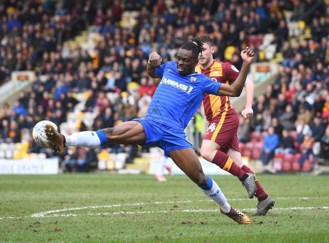 Stoper se zkušenostmi z Premier League Gabriel Zakuani se strachuje o svého jedenáctiletého synka