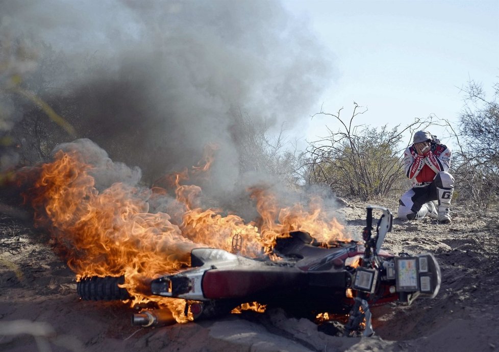 Dakar přináší i tragédie jako v případě hořícího motocyklu Španěla Goncalvese