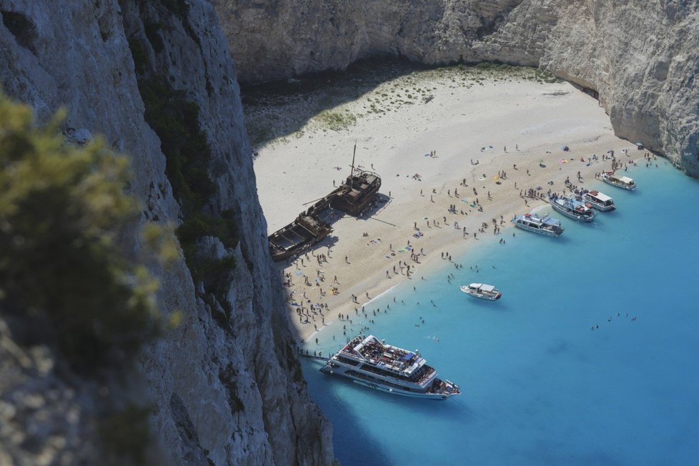 Vrak na pláži je oblíbenou turistickou atrakcí.