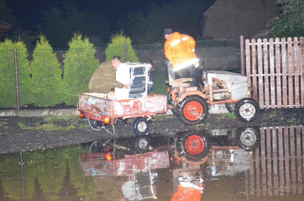 2013 - Lidé na poslední chvíli zachraňují před stoupající hladinou vody svůj majetek