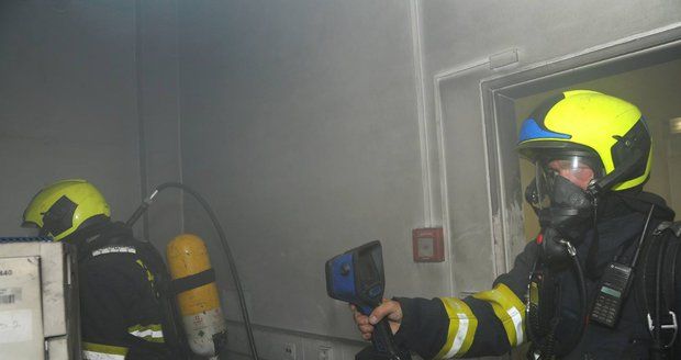 Hustý dým na Žižkově: V serverovně České pošty hořelo, hasiči z budovy vyvedli devět lidí