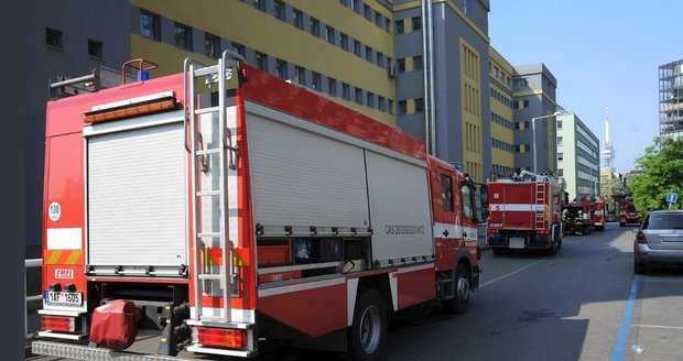 V serverovně České pošty v Olšanské ulici vzplály záložní zdroje.