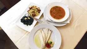 Žaludův oběd: polévka minestrone, mořský jazyk, brambůrky a špenát