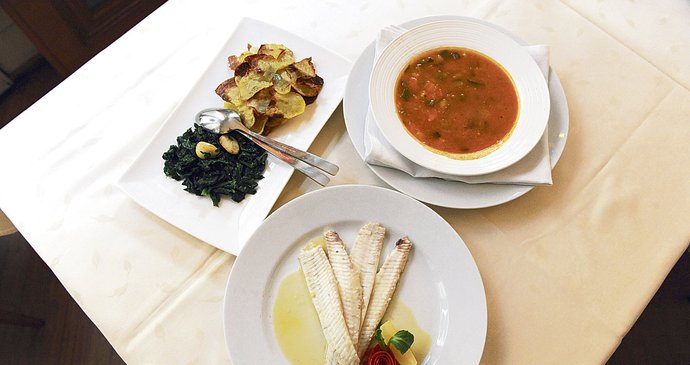 Žaludův oběd: polévka minestrone, mořský jazyk, brambůrky a špenát