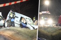 Dva lidé zemřeli po srážce s dodávkou u Zalužan: Třetího po zranění zachraňoval vrtulník
