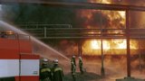 Požár zdevastoval lakovnu kousek za Prahou: Napáchané škody šplhají přes miliony
