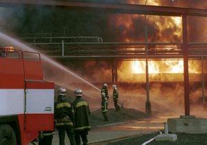 Požár lakovny v Nupakách u Prahy. (ilustrační foto)