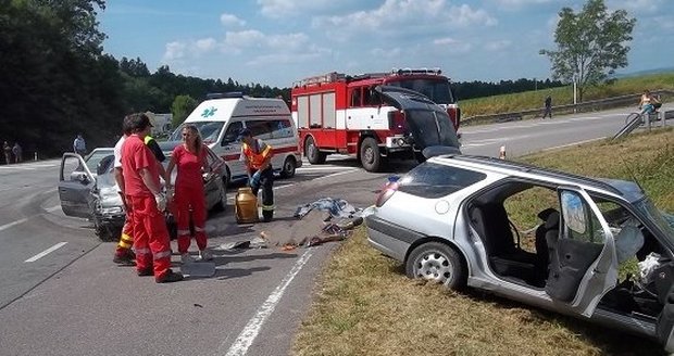 U Žamberka na Orlickoústecku dnes odpoledne zemřeli tři lidé při nehodě dvou osobních aut.