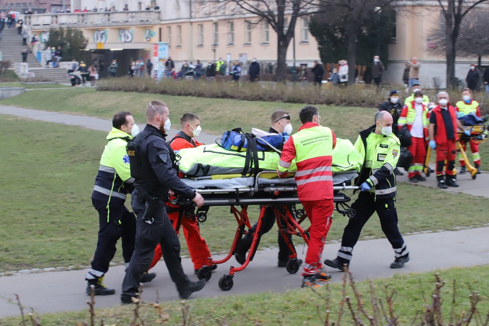 Pod skupinou dětí v Žamberku se prolomil led: Tři skončily v bezvědomí!