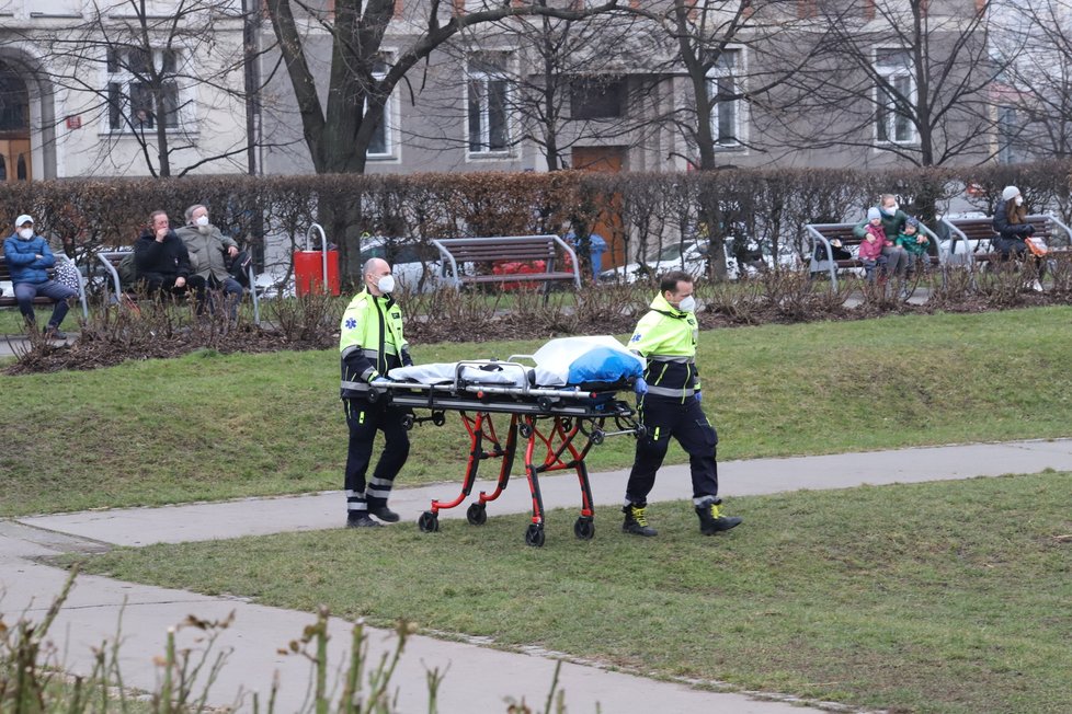 Pod skupinou dětí v Žamberku se prolomil led: Tři skončily v bezvědomí!