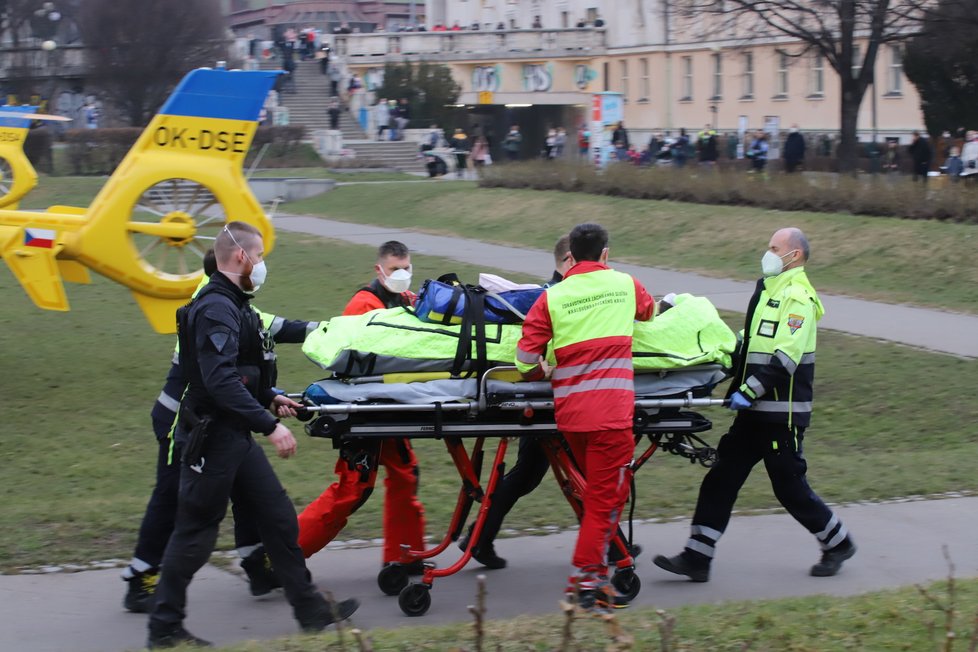 Pod skupinou dětí v Žamberku se prolomil led: Tři skončily v bezvědomí!