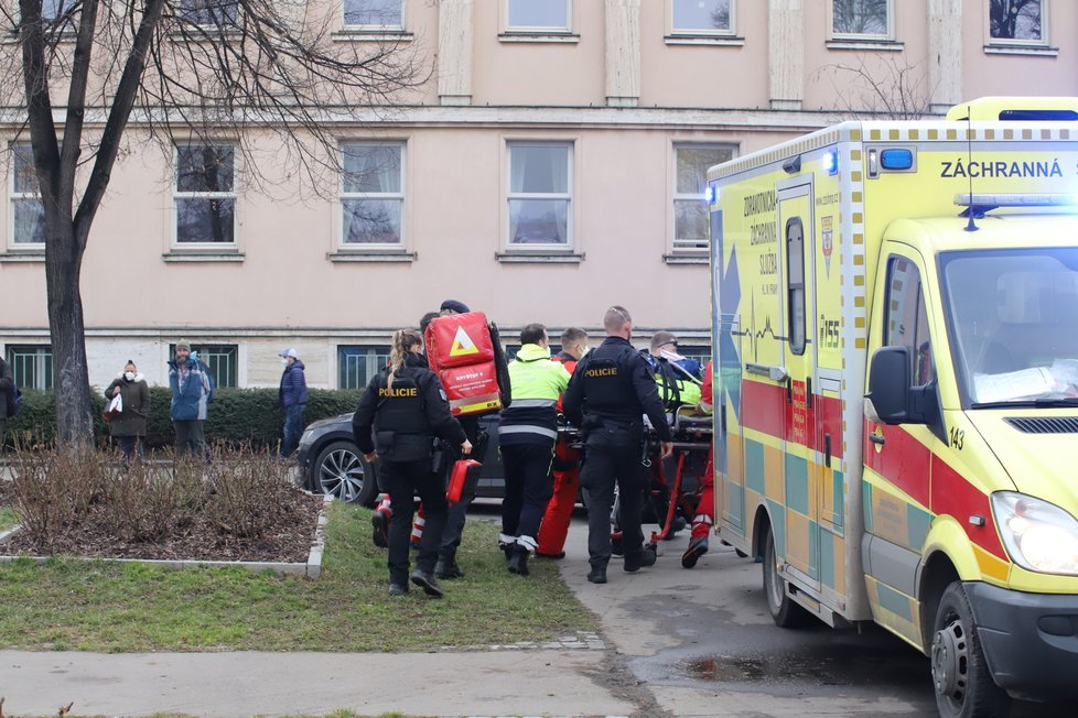 Pod skupinou dětí v Žamberku se prolomil led: Tři skončily v bezvědomí!