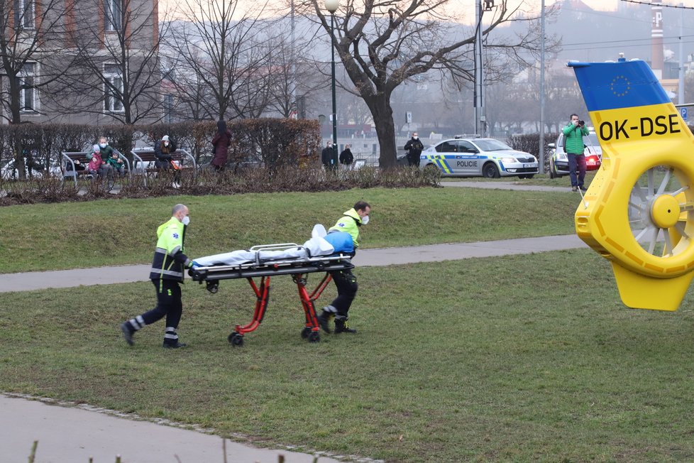 Pod skupinou dětí v Žamberku se prolomil led: Tři skončily v bezvědomí!