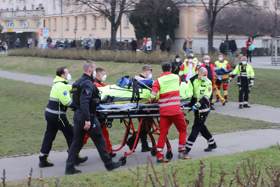 Pod skupinou dětí v Žamberku se prolomil led: Tři skončily v bezvědomí!