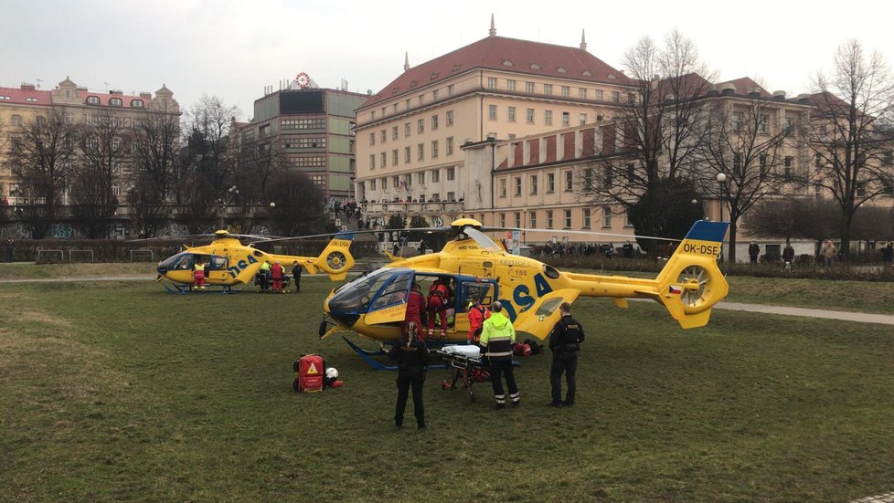 Jedno z dětí transportoval vrtulník do Prahy.