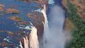 Návštěvníka Viktoriiných vodopádů uchvátí více než stometrová hloubka.