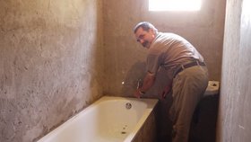 Koupelna domku bratra honorárního konzula, ve kterém Češi strávili téměř tři měsíce
