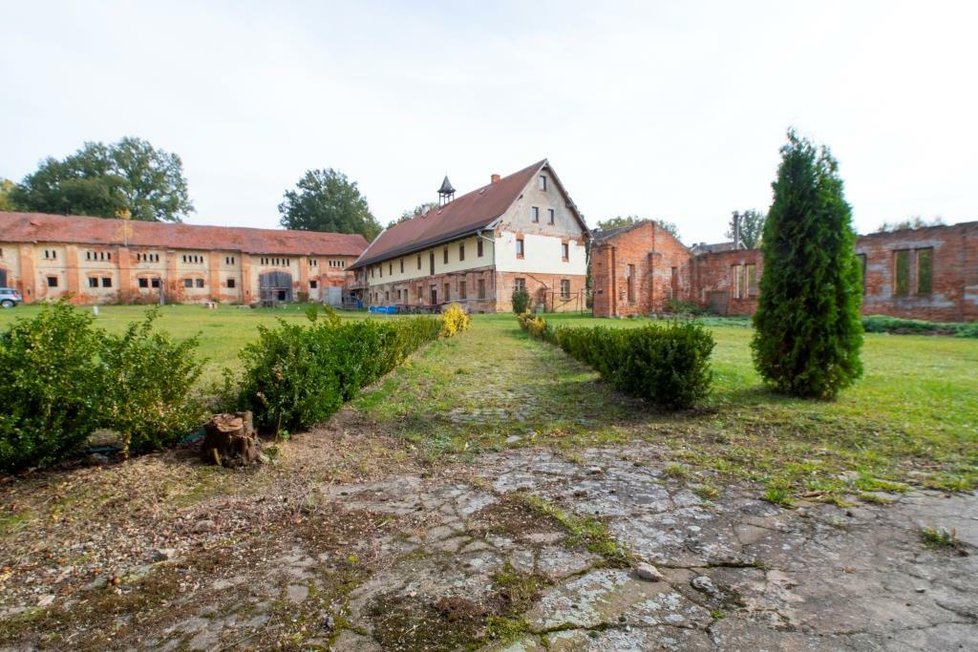 Zámecká tvrz s panstvím v obci Okrouhlá je k prodeji za 8,5 milionu.