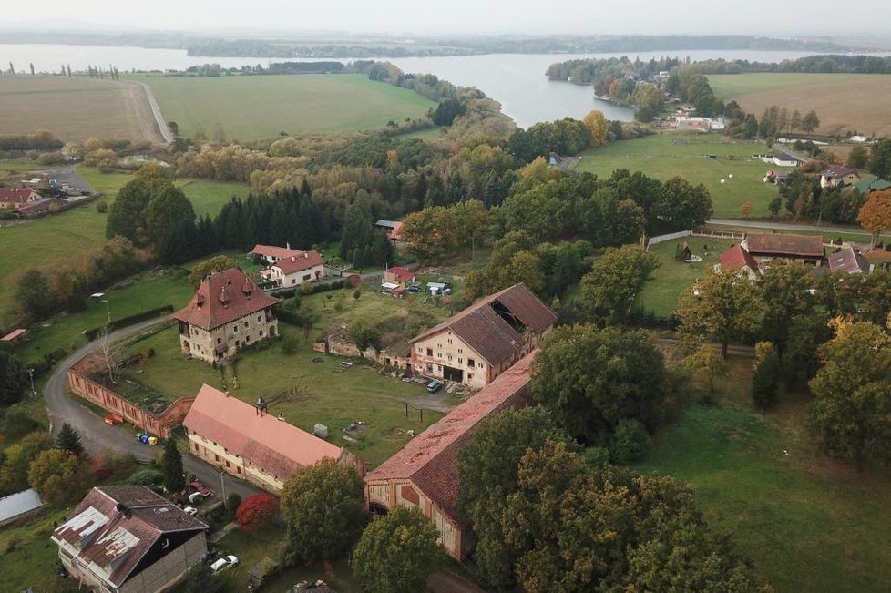 Zámecká tvrz s panstvím v obci Okrouhlá je k prodeji za 8,5 milionu.