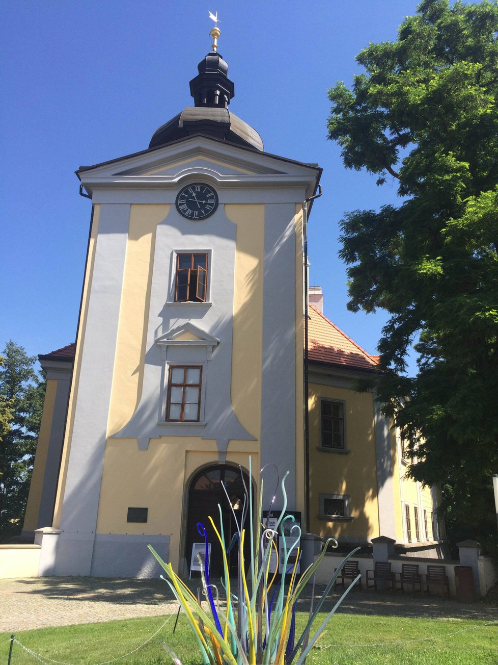 Ve Ctěnicích na severovýchodním okraji Prahy se v zámeckém areálu prezentuje současná tvorba nadaných mladých sklářů z Nového Boru.